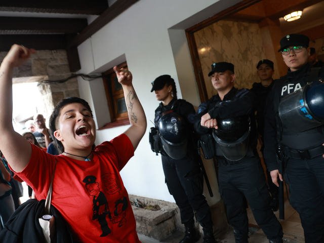 Incidentes en la Agencia de Discapacidad: manifestantes entraron por la fuerza a una sede del organismo y piden hablar con las autoridades