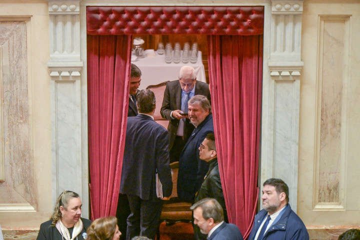 José Mayans y el resto del peronismo no entraron al recinto. Foto: Federico López Claro.