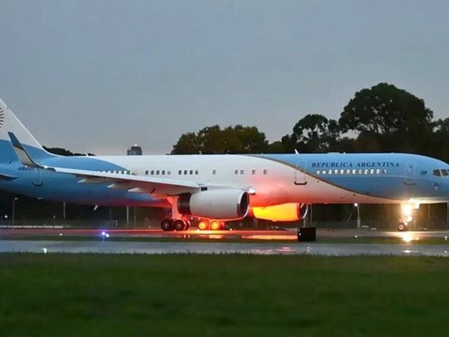 El avión presidencial nuevamente a boxes: trabajan sobre una falla en el tanque de combustible auxiliar