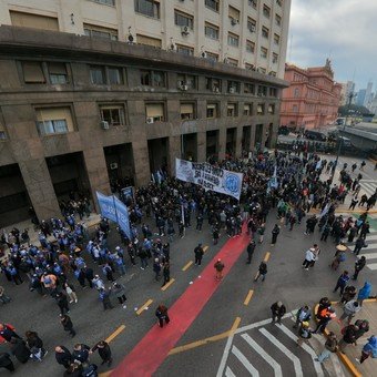 La CGT y organizaciones sociales protestaron en el Ministerio de Economía por la situación de los endeudados