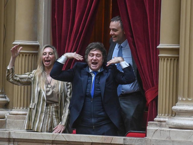 Las últimas encuestas muestran una caída en los números del Gobierno: alertas por el empleo y la corrupción