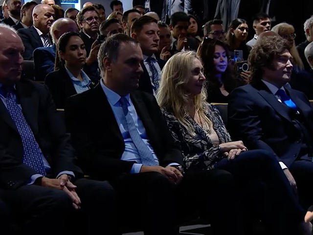 El fiscal pidió una batería de medidas de prueba para investigar el patrimonio del jefe de Gabinete Manuel Adorni