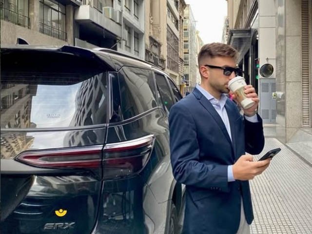 De comprar un reloj de 45 mil dólares y buscar un Rolex sin factura a pedir custodia en Ezeiza: los ostentosos movimientos de Novelli el día antes de lanzar $LIBRA