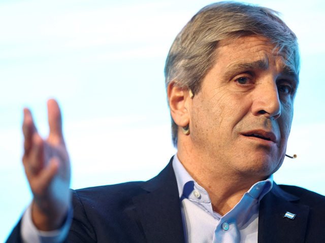 Luis Caputo árbitro, la pelea por un impuesto y US$ 200 millones para un gobernador