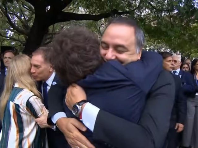 El efusivo abrazo de Javier Milei a Manuel Adorni en el acto por Malvinas