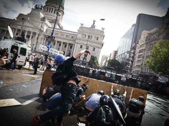 “Tiene que ser un delito, no una contravención”: tras los incidentes por la reforma laboral, Jorge Macri pidió endurecer las penas y tildó a los violentos de “animales”