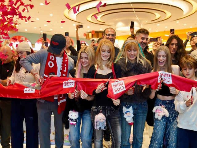 Locura por el nuevo local de Miniso en el Dot Baires Shopping: cuadras de cola y un mensaje irónico de Javier Milei