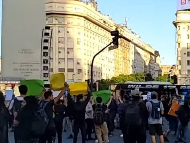 Hubo caos e incidentes en la 9 de Julio en una protesta por la reforma laboral: la marcha se desplazó al Congreso