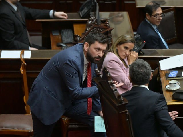 “¿Qué está esperando para renunciar?”: el duro cruce con corte de micrófono entre Martín Menem y un diputado radical en el informe de Adorni