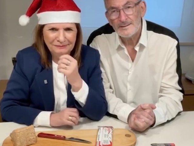 Gorrito de Navidad, un turrón y promoción de una obra de teatro: el video de Patricia Bullrich y su marido por Navidad