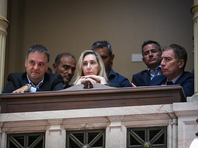 La interna, en su momento más caliente: Karina busca correr a Santiago Caputo y apunta a todas sus áreas