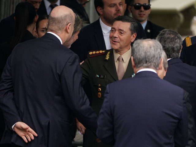 El decreto del Gobierno para financiar el reequipamiento militar con venta de privatizaciones fue recibido con decepción y críticas