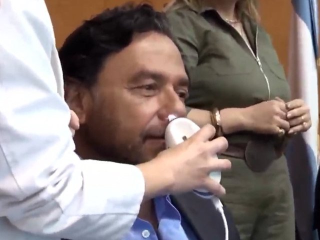 El gobernador de Salta, que impulsa las rinoscopias para sus funcionarios, se hizo el examen y sorprendió con su transmisión en vivo