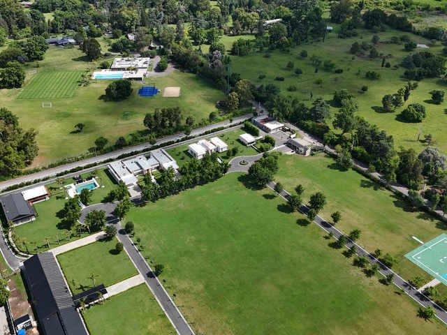 Denuncian que el helipuerto de la mansión adjudicada a “Chiqui” Tapia y Toviggino no está habilitado y piden allanar el lugar porque “lo están vaciando”