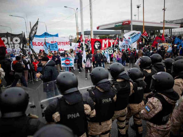 Protesta en Avellaneda: la Policía Federal busca despejar un piquete de agrupaciones sociales en el Puente Pueyrredón