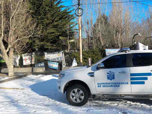 Se agrava el conflicto policial en Santa Cruz: más de 45 días acampe frente a la Gobernación con temperaturas de 20 grados bajo cero