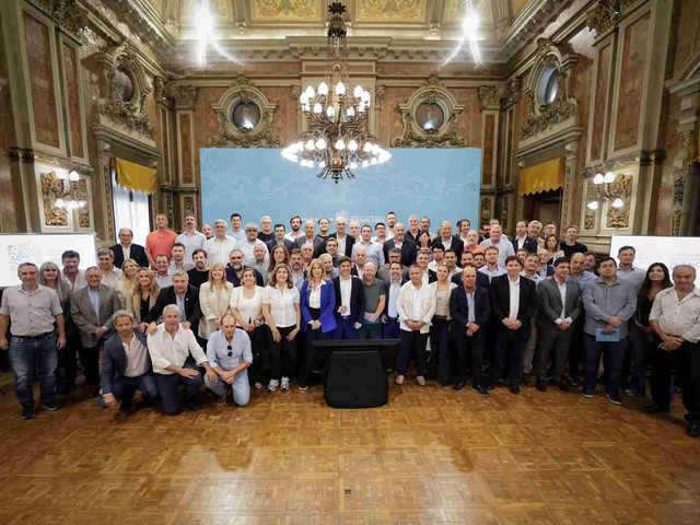 Los intendentes del PJ presionan para desdoblar, pero Kicillof aún no da señales