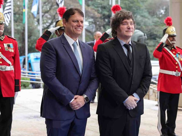 “Quiere ser el líder de la derecha pero no es el que realmente manda”, el análisis de The Guardian sobre el viaje de Milei para reunirse con Bolsonaro