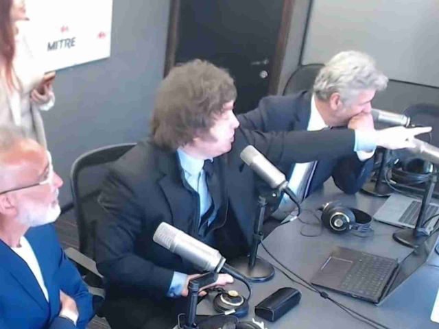 “Vos, ladrón, vos arruinaste el país”, Milei reconoció a un ex funcionario peronista durante una entrevista y lo acusó en vivo