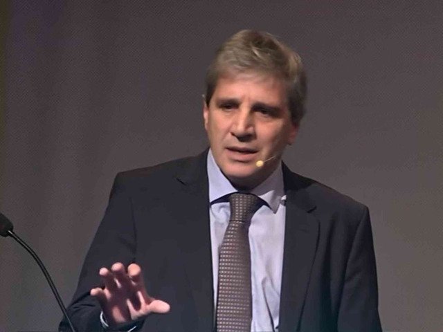 Luis Caputo dijo que la justicia social “es que la gente tenga crédito”