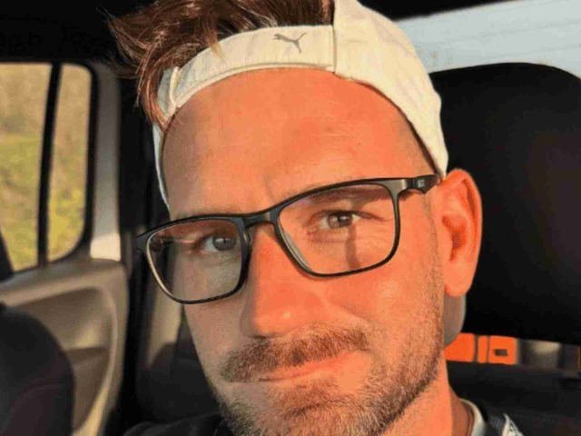Polémica con un senador de Santa Fe: se grabó usando el teléfono y tomando mate mientras manejaba su camioneta por la ruta