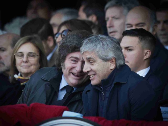 “Consejo de amigo, retirate”: Luis Caputo le recomendó a Kicillof que no se presente en 2027 si se reforma la carta orgánica del Central