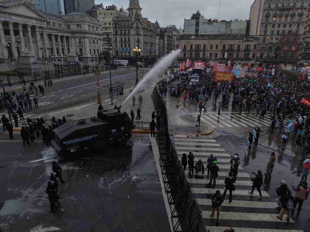 Incidentes y corridas frente al Congreso en la marcha contra la Ley de Propiedad Privada
