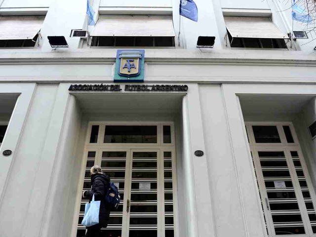 Revés para Tapia y Toviggino: un juez calificó de “una mera formalidad y ficción jurídica” el cambio de domicilio de la AFA
