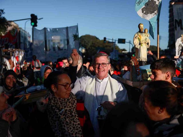 García Cuerva criticó al Gobierno e hizo un llamado a la sociedad en San Cayetano: “No decimos nada ante hermanos que revuelven la basura para comer”