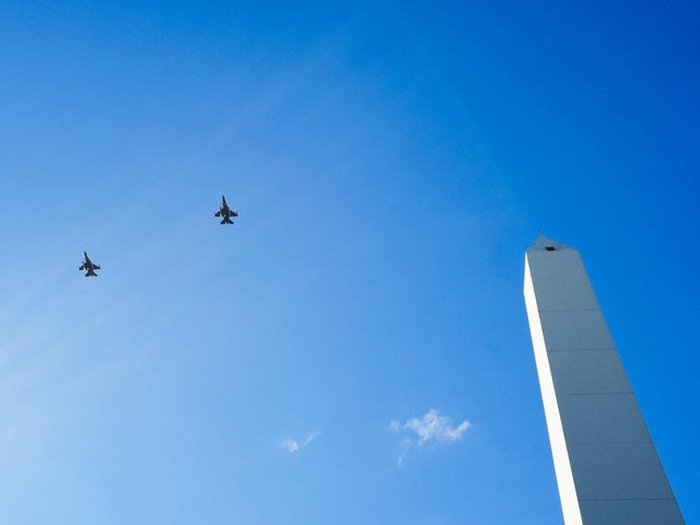 Los aviones F-16 volvieron a volar sobre Buenos Aires por el 114° aniversario de la Fuerza Aérea
