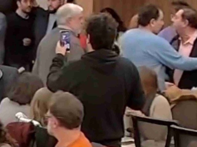 “No tienen vergüenza, caraduras”, el reclamo de un padre hacia diputados por hablar mientras actuaba el Coro Nacional de Niños