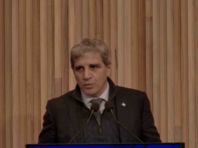 “Cristina no se junta con Kicillof, Massa tampoco”: Luis Caputo se metió en la interna peronista y alertó a los empresarios sobre el “riesgo kuka”