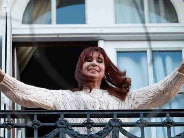 Severa desautorización de la Iglesia a “bautismos comunitarios” frente al domicilio de Cristina