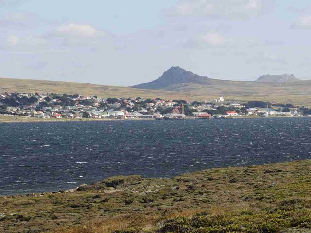 Un funcionario de Milei se cruzó con una ministra inglesa por una celebración británica en las Malvinas: “Hasta en eso mienten”