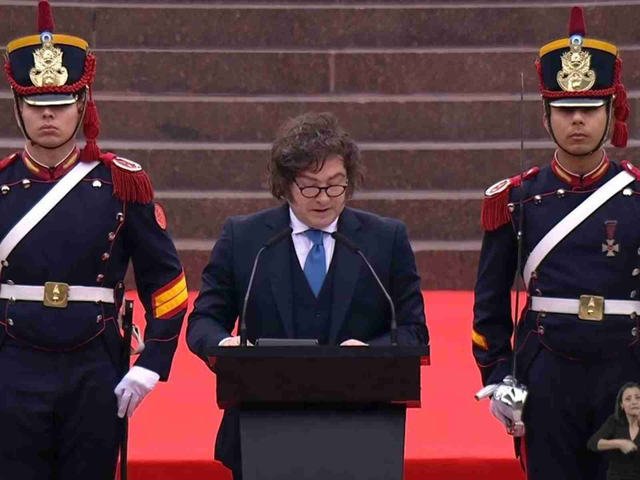 Milei reapareció en el acto en honor a San Martín: mensaje contra “los enemigos internos y externos” y abrazo con Sturzenegger