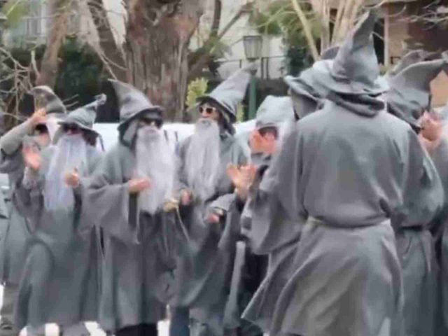 Vestidos como Gandalf, un grupo de manifestantes protestó contra Peter Thiel en Palermo