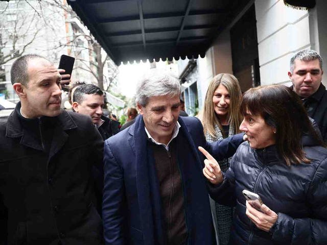 Luis Caputo se pone el overol político con gestos a la micro y los gobernadores y sale a bancar a Karina Milei: “los acuerdos los define ella”