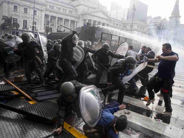 Uno de los detenidos por los incidentes tras el debate de la Ley Bases ofreció pagar 250 mil pesos para suspender el juicio: fue rechazado