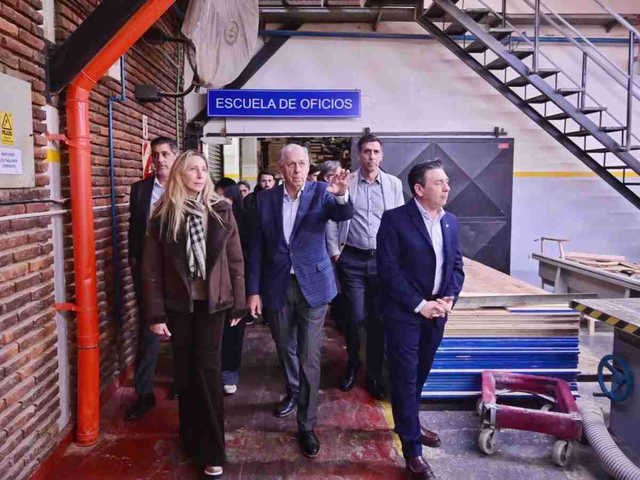 Karina Milei se pone al frente de las recorridas por la Ciudad y visitó una fábrica de muebles en Lugano
