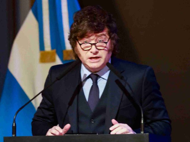 El apuro de los políticos por meterse en la pelea electoral tiene razones pero también tiene misterio