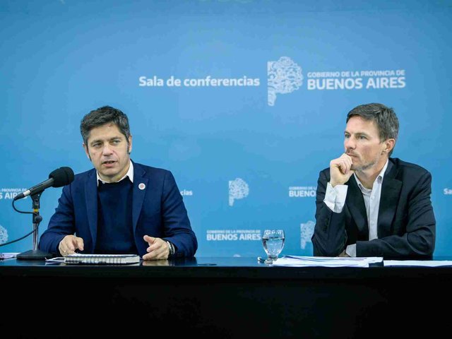 “Sí hay una pistola en la cabeza”: Kicillof en una cruzada contra Milei por el endeudamiento y la morosidad de las familias