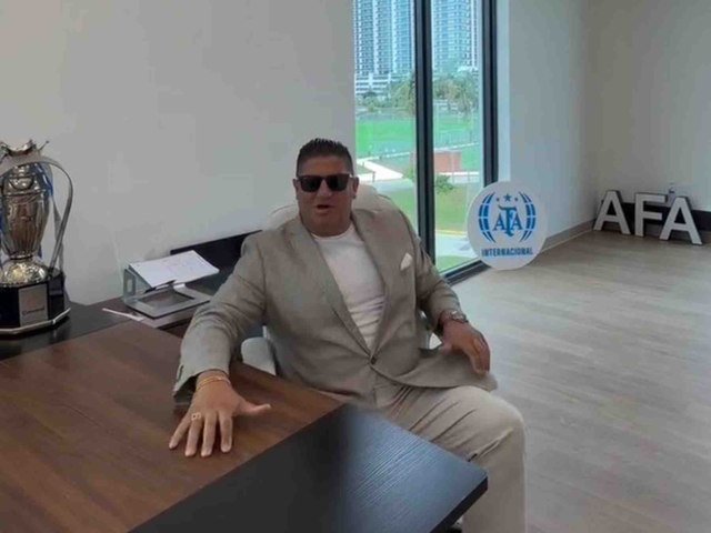 Mientras la investigan por corrupción en Estados Unidos, la AFA se asocia en Miami a un bizarro pastor de famosos