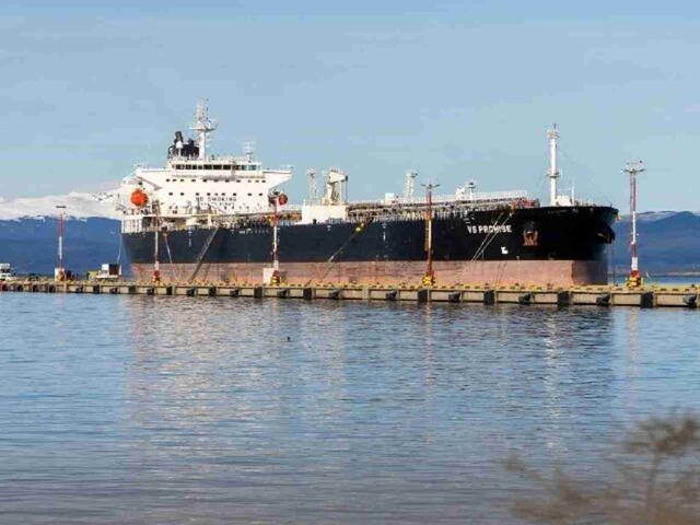 “Con un Presidente que tiene de ídola a Thatcher esto no iba a terminar bien”: crece el enojo en Tierra del Fuego por el amarre de un buque petrolero británico en un puerto intervenido por el Gobierno