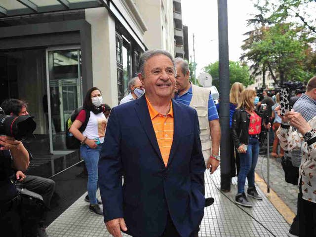 Vacunatorio VIP: citaron a indagatoria a Verbitsky, Duhalde, su esposa y al ex canciller Taiana