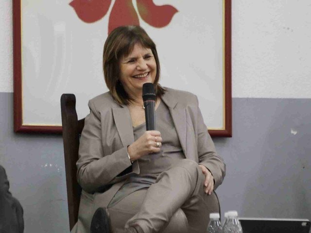 Tras la visita de Milei a la ORT, Bullrich también dio una charla en un colegio y pidió “dejar libres” a los chicos en sus elecciones