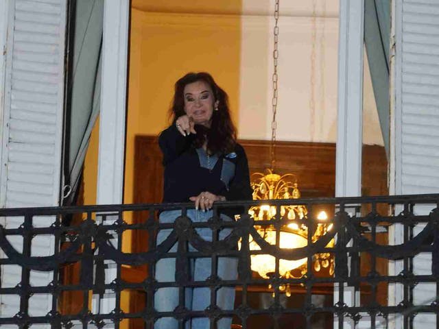 La oficina que controla la tobillera de Cristina Kirchner no puede establecer si bajó al departamento de la militante de La Cámpora