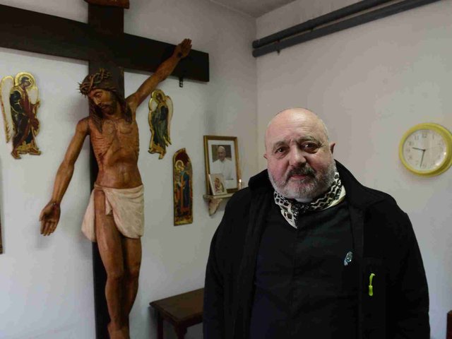 “José C. Paz tiene cura”, el lema que juntó 40 mil firmas: la historia detrás del sueño vecinal para que un sacerdote enfrente a Mario Ishii en las urnas