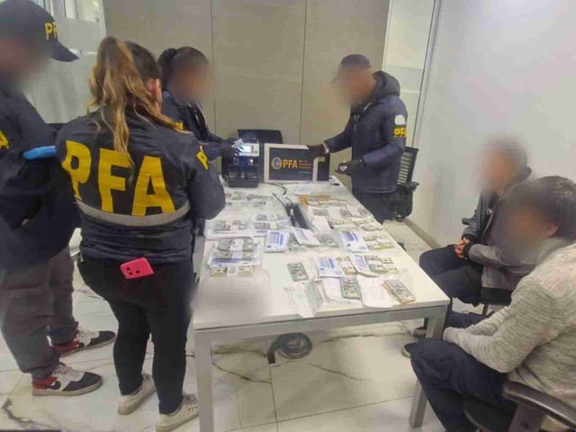 Hallan 360 mil dólares en un operativo por una causa que investiga pagos de coimas en la empresa estatal Tandanor