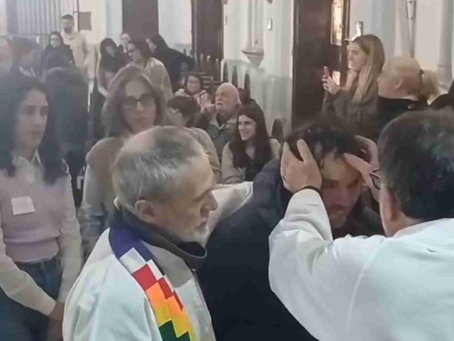 Al final, los curas kirchneristas hicieron los “bautismos comunitarios”, pero no frente a la casa de Cristina