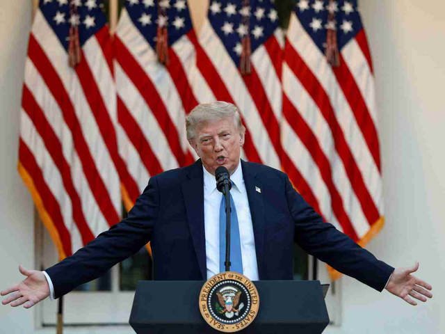 Tras amenazarlo con cambiar su posición respecto a las Malvinas, Trump habló con el primer ministro del Reino Unido